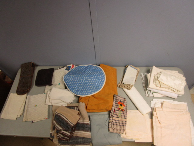 lot 735 image: ASSORTED KITCHEN LINENS