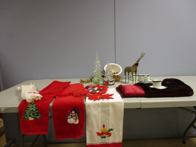lot 736 image: ELEGANT CHRISTMAS ACCESSORIES