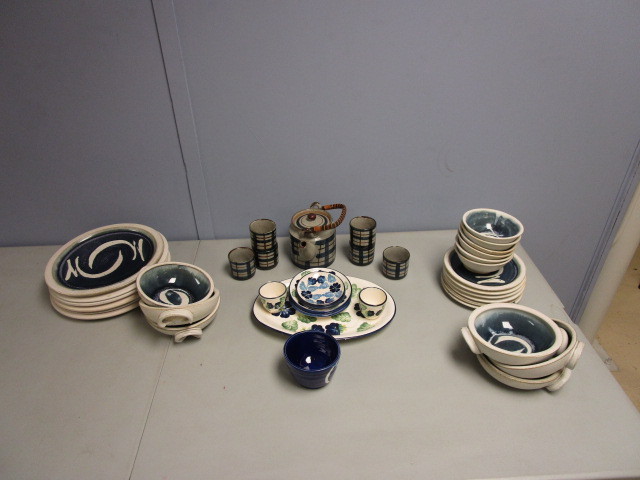 lot 739 image: COLUMBIAN DISHES, A TEA SET AND A TEA SERVICE
