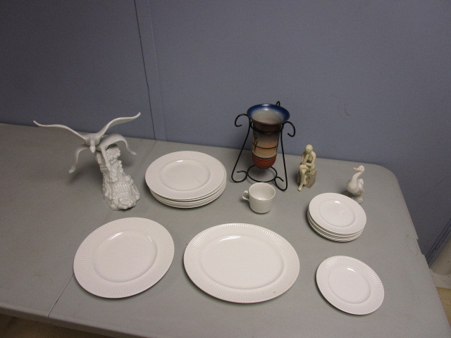 lot 742 image: LLADRO NAO, JOHNSON BROS ATHENA AND MORE