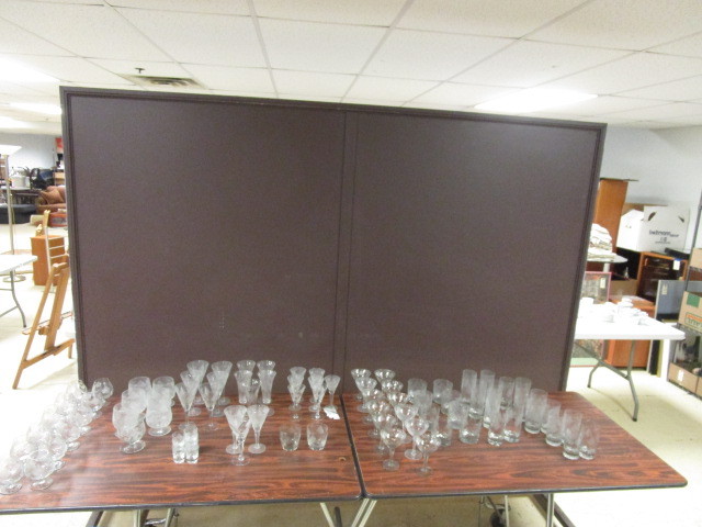 lot 748 image: LARGE SET OF CRYSTAL DRINKWARE FROM COLOMBIA