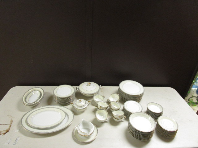 lot 749 image: HEINRICHS & CO. 86 PIECE SET OF FINE CHINA