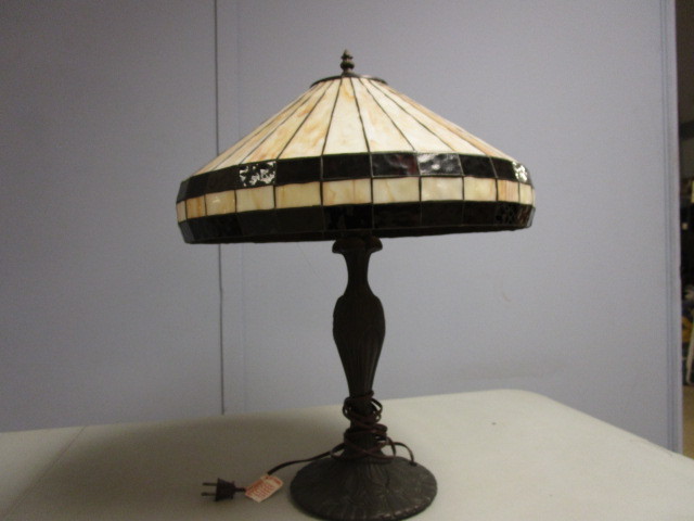 lot 752 image: STAINED GLASS TABLE LAMP
