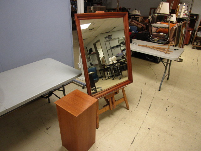 lot 758 image: PEDESTAL AND MIRROR