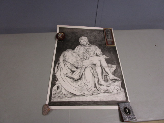 lot 776 image: PRINT OF PENCIL DRAWING OF JESUS AND MARY AND OTHER RELIGIOUS ITEMS