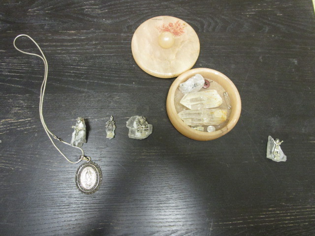 lot 783 image: QUARTZ CRYSTAL WITH RELIGIOUS FIGURES EMBEDDED AND MARBLE BOX