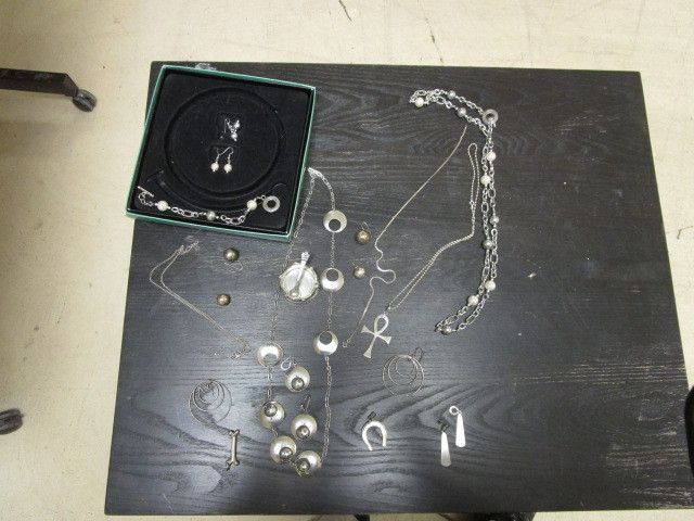 lot 789 image: ASSORTED JEWELRY AND NOVELTY ITEMS