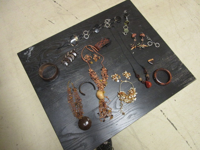 lot 792 image: NATURAL EARTH TONE JEWELRY
