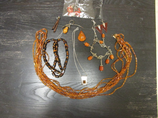 lot 793 image: ISRAELI TIGER EYE AND STERLING SILVER NECKALACE AND OTHER NATURAL STONE JEWELRY