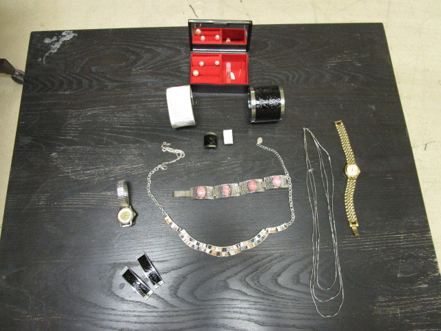 lot 794 image: STERLING, NATURAL STONE AND ASSORTED COSTUME JEWLERY