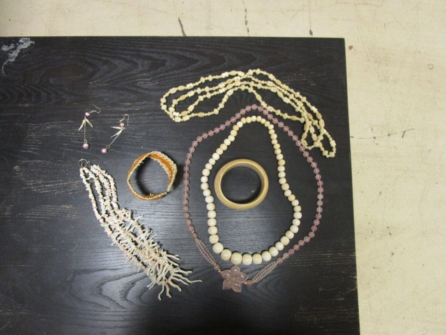 lot 795 image: CORAL, STONE JEWELRY AND NATURAL MATERIAL JEWELRY