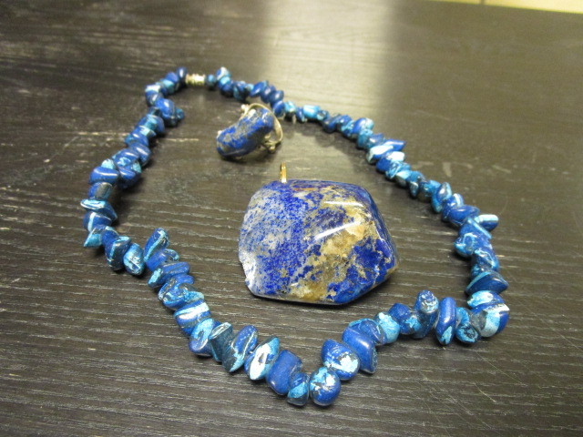 lot 797 image: LAPIS LAZULI PENDANT, RING AND NECKLACE