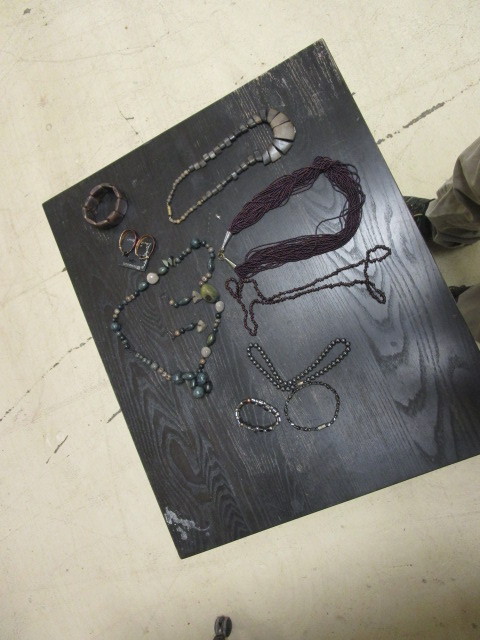 lot 798 image: NATURAL STONE AND BEAD JEWELRY