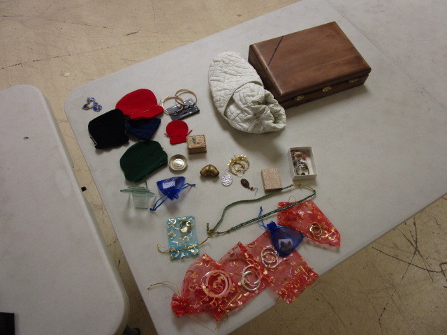 lot 805 image: WOODEN BOX, ASSORTED JEWELRY AND JEWELRY GIFT BAGS