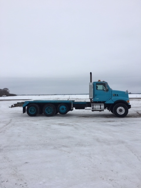 lot 1 image: 1999 Sterling Truck Chassis