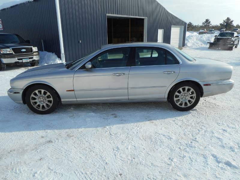 lot 2 image: 2004 Jaguar XJ8