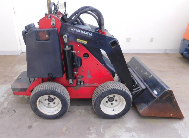 lot 15 image: Toro Dingo Wheelmaster 32 Mini Skidsteer Loader