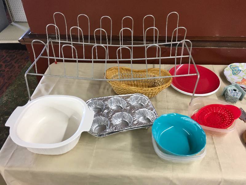 lot 74 image: Misc Dishware