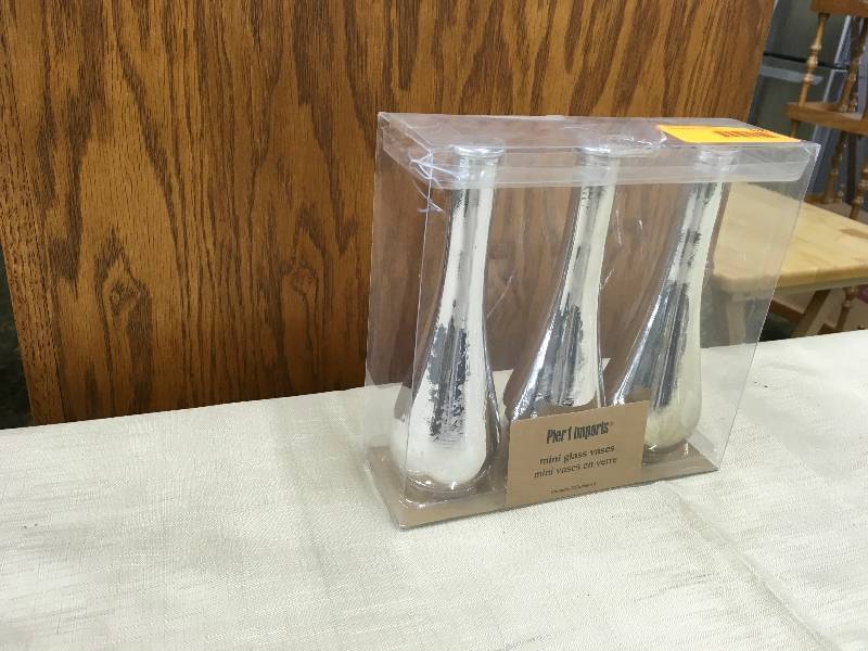 lot 88 image: Pier 1 Imports Mini Glass Vases