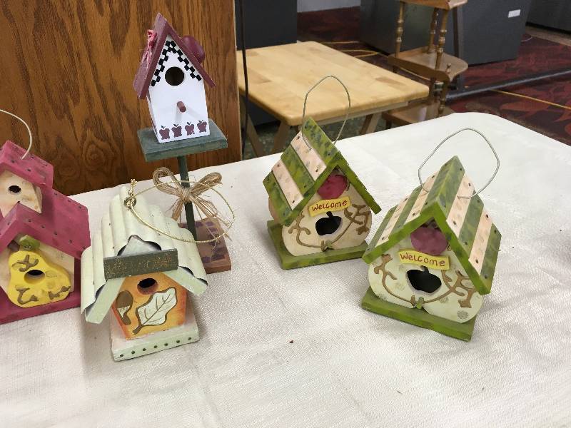lot 94 image: Bird Houses