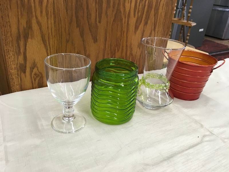lot 100 image: Misc Glassware