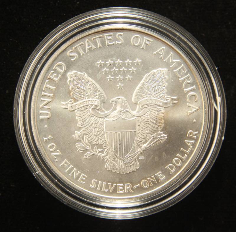 lot 22 image: 1998 AMERICAN SILVER EAGLE 1 TROY OZ. .999 FINE SILVER IN AIRTITE