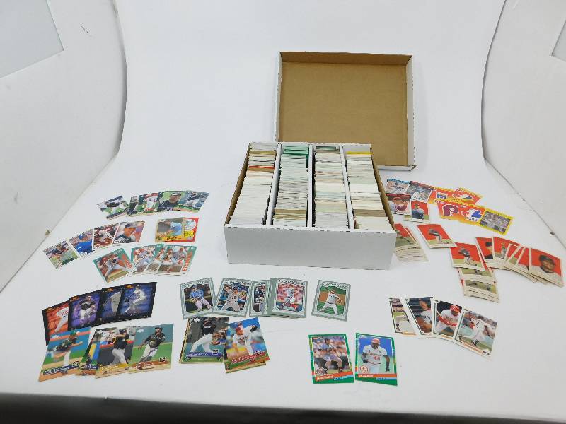 lot 2 image: Lot Of Baseball Cards