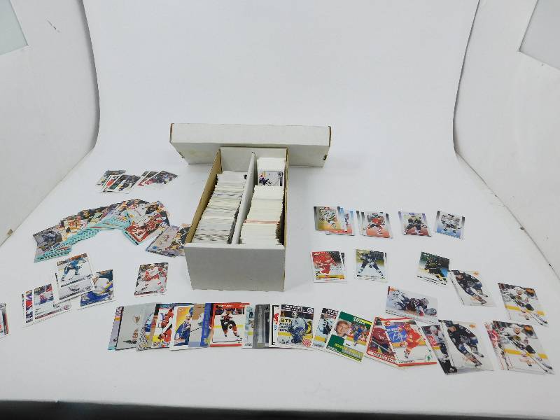 lot 5 image: Lot of Hockey Cards