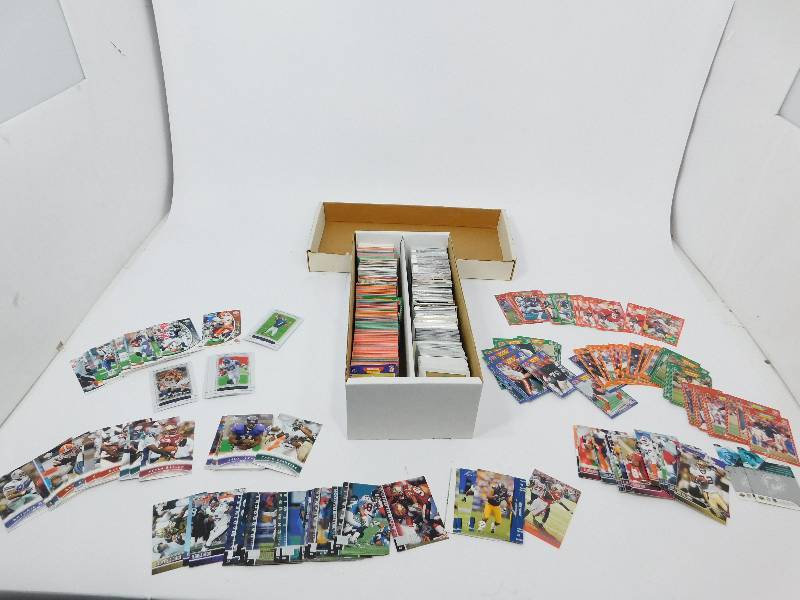 lot 6 image: Lot Of Football Cards