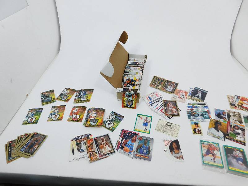 lot 7 image: Lot of Variety of Cards
