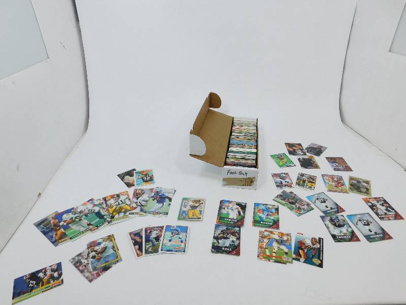 lot 8 image: Lot Of Football Cards