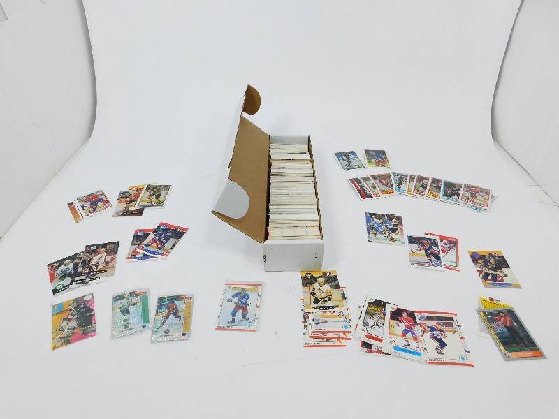 lot 9 image: Lot of Hockey Cards