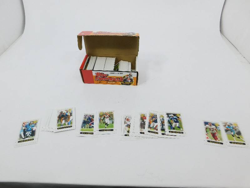 lot 10 image: Lot Of Football Cards