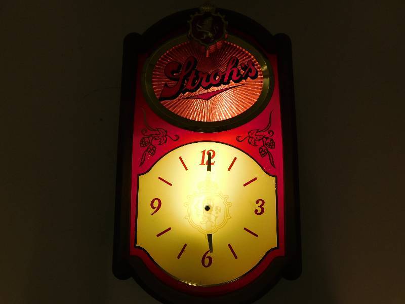 lot 13 image: Vintage Strohs Beer Clock And Lighted Sign