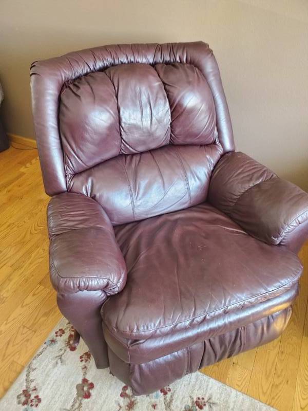 lot 1 image: Lane Leather Recliner