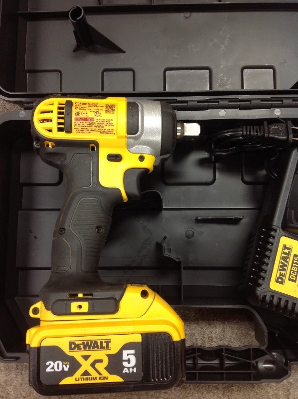 DEWALT DCF880 18V 20V MAX Lithium Ion CORDLESS 12 IMPACT WRENCH With 5.0 AH Battery in working conditions