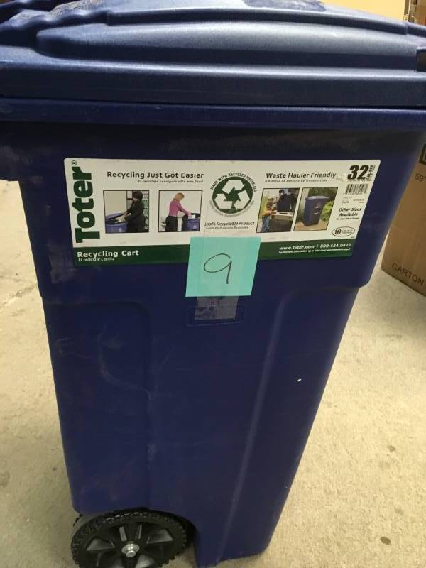 Toter 32 Gal. Blue Rollout Recycling Container with Attached Lid  in like new condition