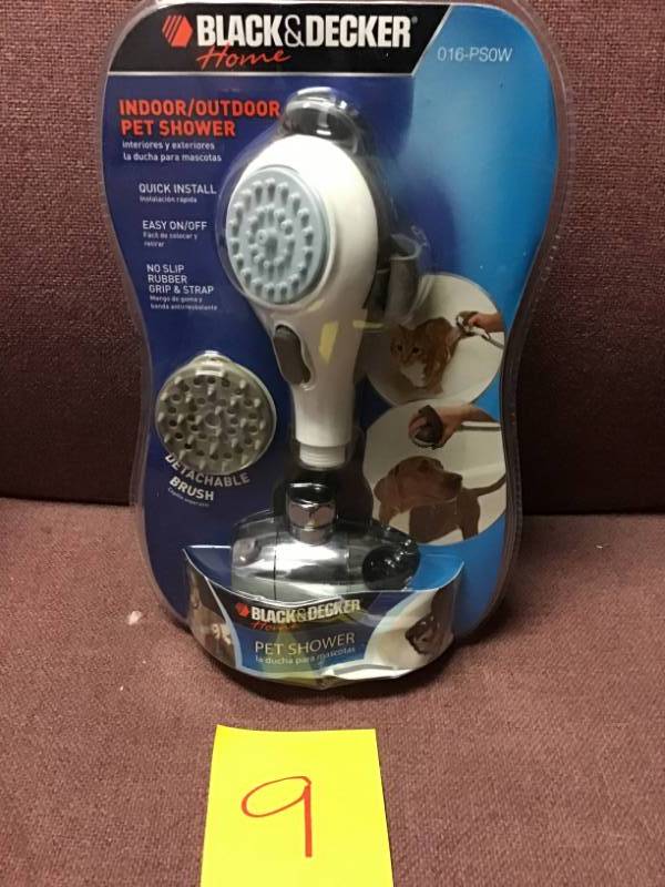 lot 9 image: BLACKDECKER IndoorOutdoor Pet Shower in White not used