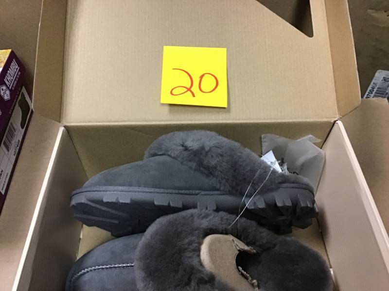 lot 20 image: Kirkland Signature Womens Shearling Slipper-Grey Size 7 not used