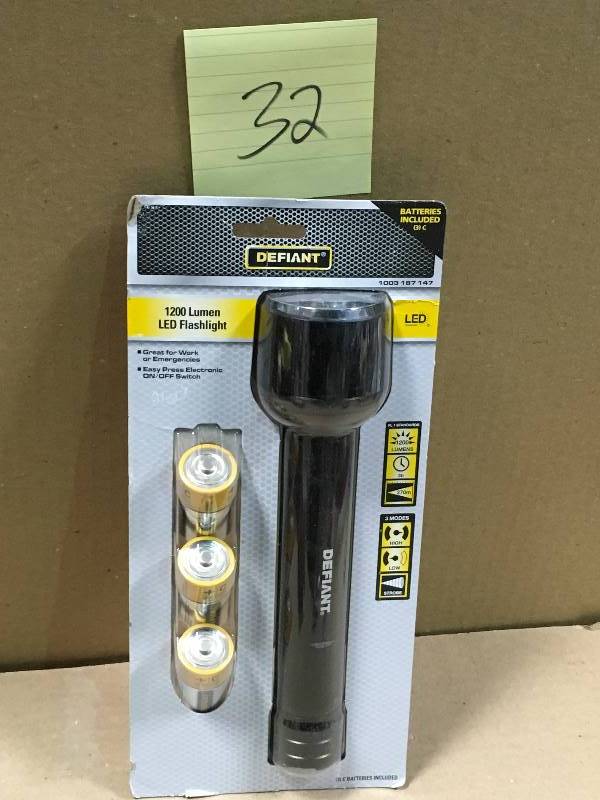 Defiant 1200 Lumens LED Flashlight in working condition