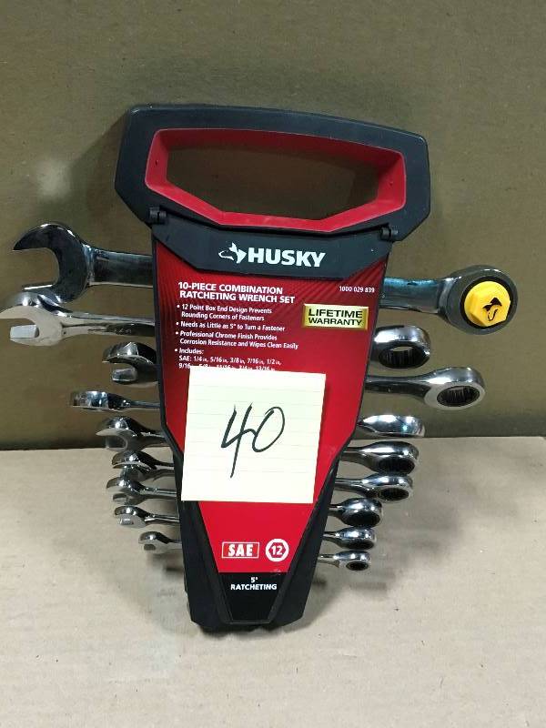 Husky SAE Ratcheting Combination Wrench Set (10-Piece) in working condition