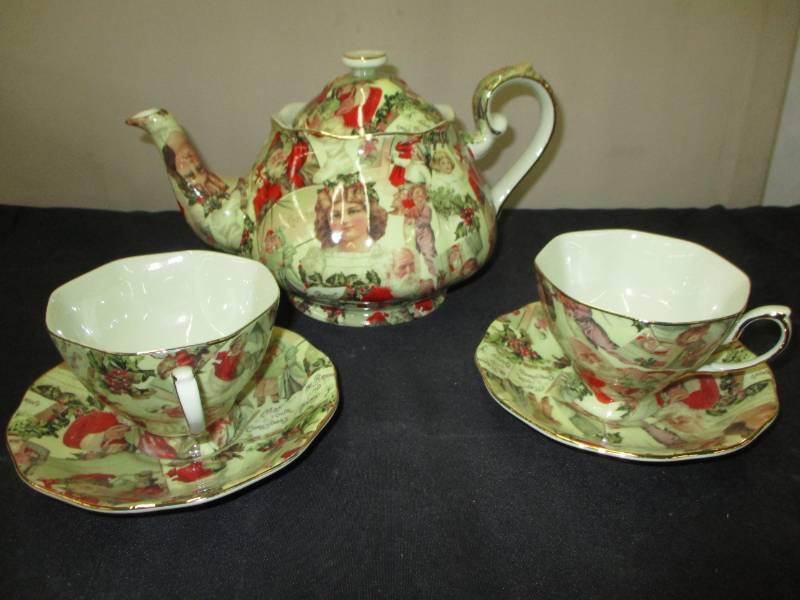Beautiful Holiday Teapot ans cups and saucers