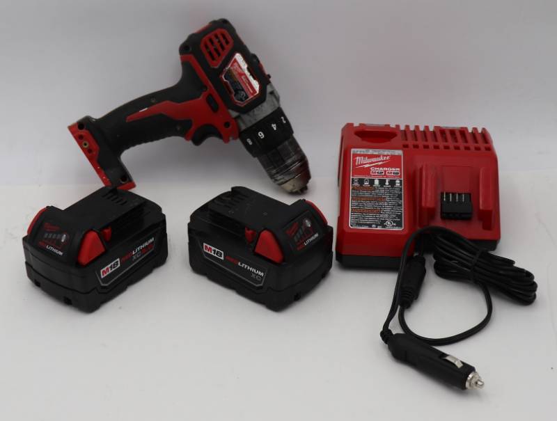 lot 4 image: Milwaukee 18V DrillDriver & Batteries