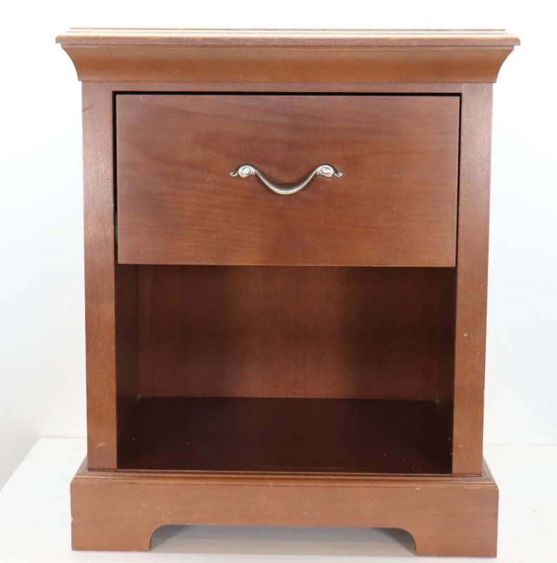 lot 28 image: Lot of 2 Night Stands