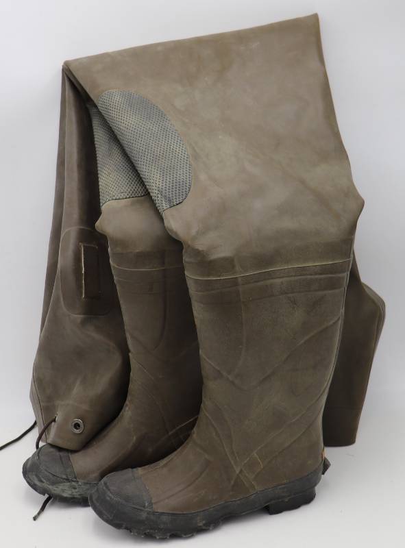 lot 34 image: Kids Waders
