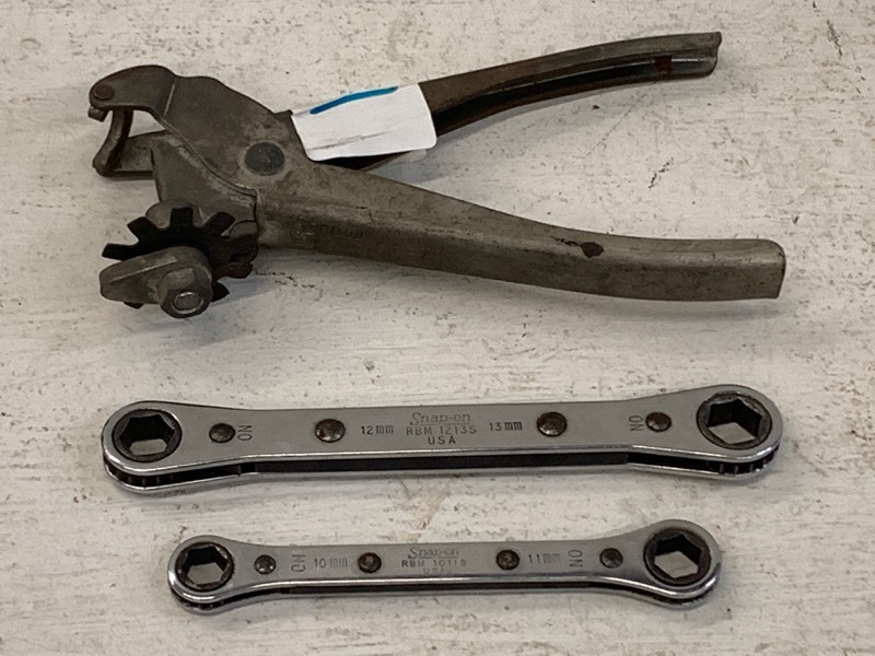 lot 15 image: (2) Snap-On Ratchet Wrenches & (1) Gauging Tool