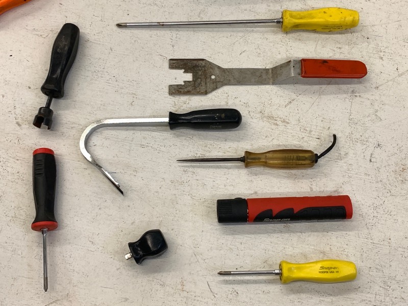 lot 34 image: Assorted Snap-On Drivers, Flashlight, Pry Bars, Etc