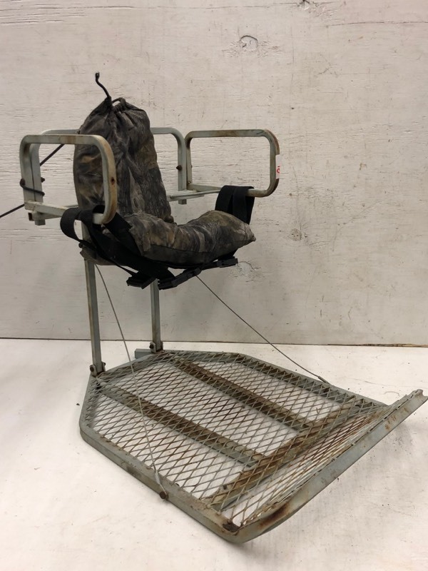 lot 81 image: Hang-On Tree Stand