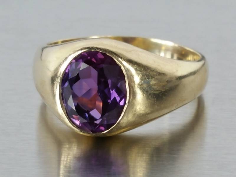lot 8A image: Mens Handsome Color Change 3.15 CT Sapphire Estate Ring in 10k Yellow Gold