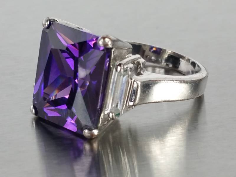 lot 49 image: Deep Purple Amethyst Estate Ring